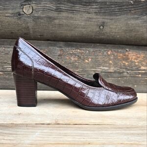 Bandolino Sorock Crocodile Embossed Leather, Loafer Block Heel Pumps. WMS 8M